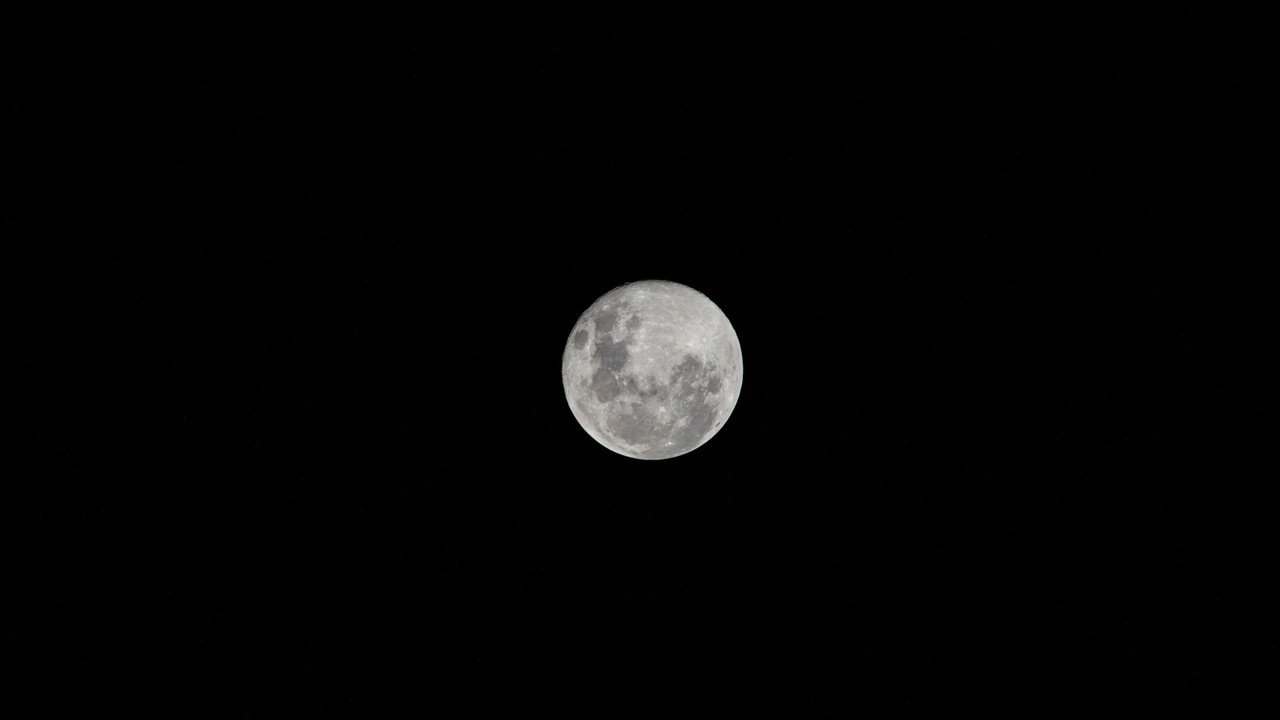 Le maree: come la Luna “tira” l’oceano ogni giorno