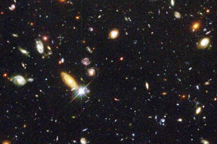 Hubble Deep Field: migliaia di galassie lontane miliardi di anni luce, ciascuna con miliardi di stelle nate nei miliardi di anni seguiti al Big Bang.