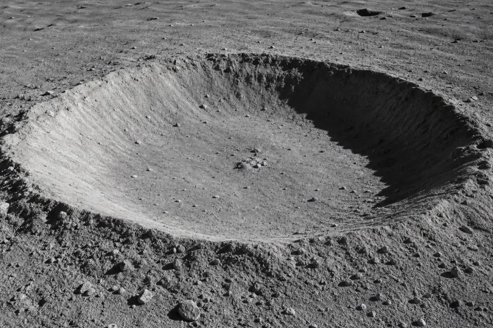 Illustrazione realistica di un cratere da impatto sulla superficie della Luna.