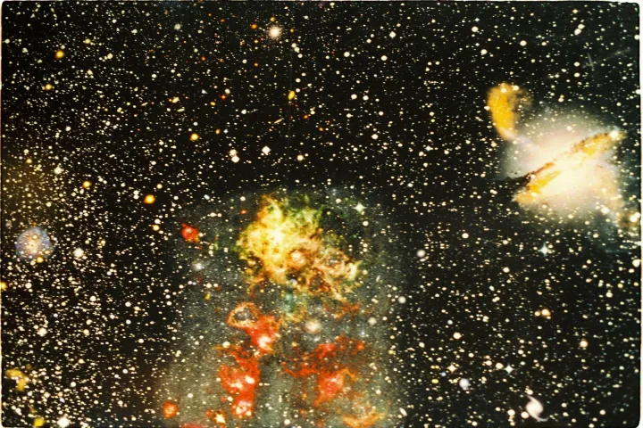 Campo profondo del James Webb Space Telescope con centinaia di galassie di diverse forme, colori e distanze su sfondo nero dello spazio.