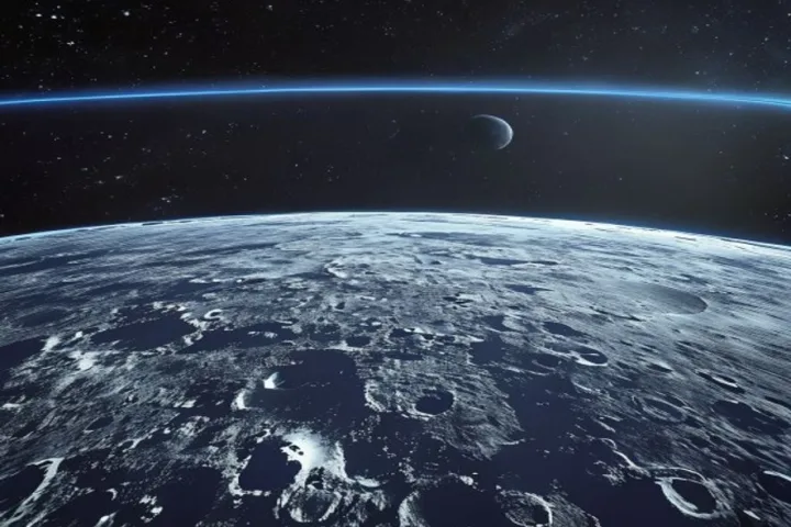 Vista della Luna dalla superficie terrestre con l'oceano in primo piano durante l'alta marea.