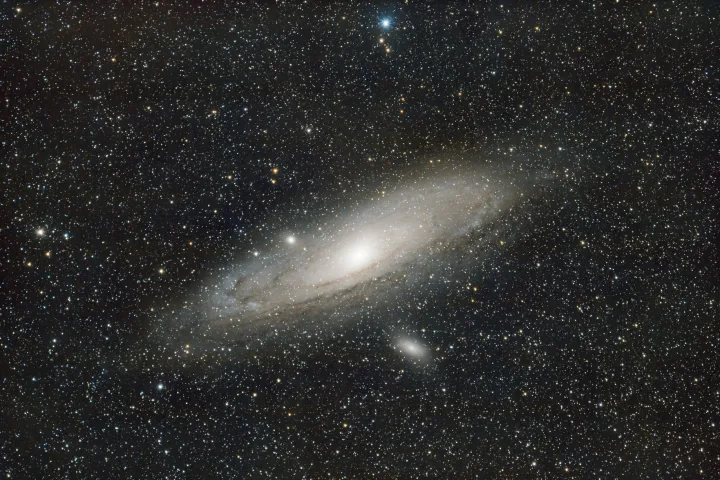 Galassia a spirale simile alla Via Lattea vista dall'esterno, con struttura a bracci spirali illuminata da miliardi di stelle su sfondo cosmico nero.