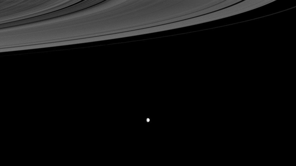 Cassini a Saturno: 13 anni tra gli anelli e la scoperta di Encelado