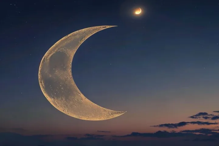 La Luna crescente vicino a un pianeta luminoso