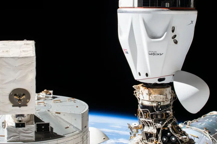 Capsula Crew Dragon di SpaceX in orbita vicino alla Terra