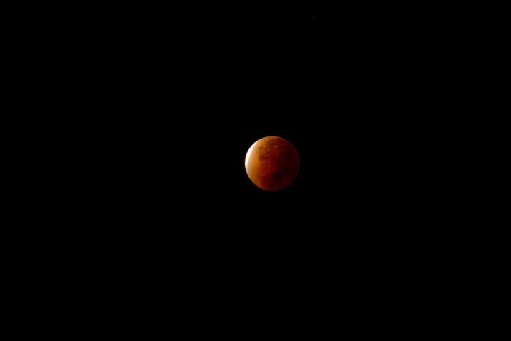 Il ciclo completo di un'eclissi totale di Luna
