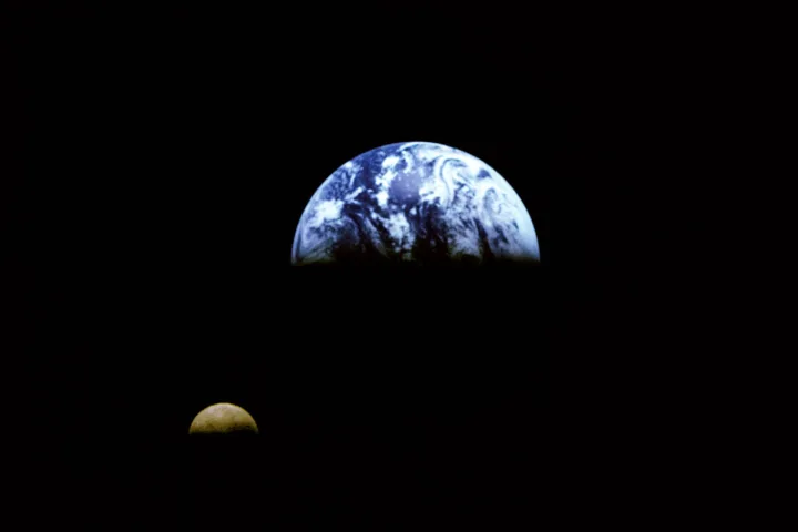 L'inclinazione dell'asse terrestre rispetto alla Luna