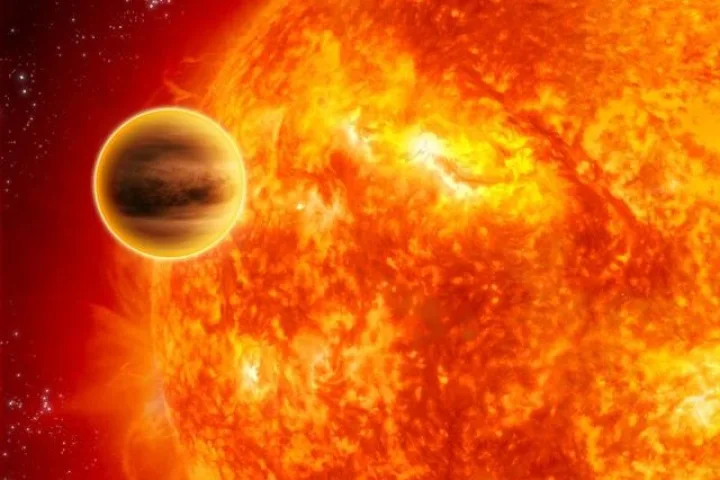 Un pianeta extrasolare mentre transita davanti alla sua stella