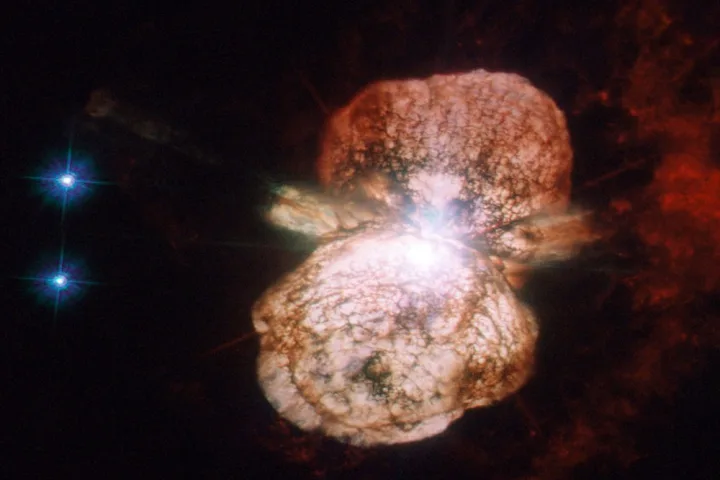Eta Carinae, una stella variabile eruttiva estrema fotografata da Hubble