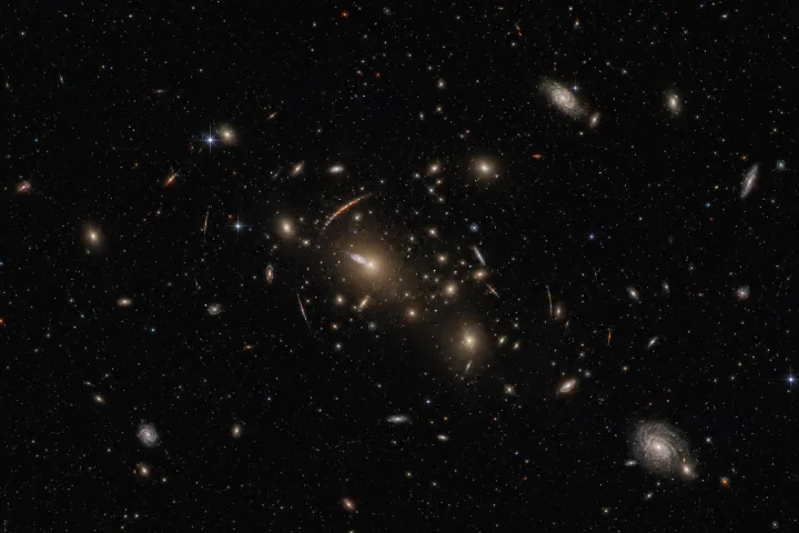 Ammasso di galassie distanti nello spazio profondo