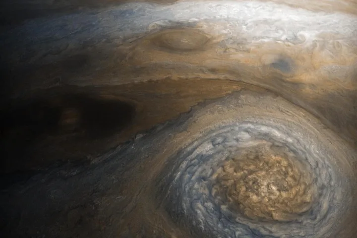 Tempeste cicloniche ai poli di Giove fotografate dalla sonda Juno