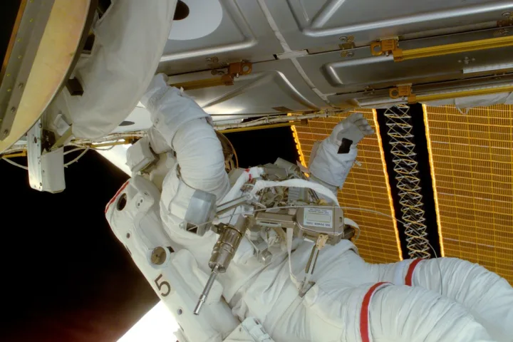 Pannelli solari e moduli della Stazione Spaziale Internazionale in orbita