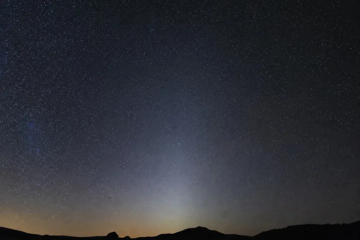 Debole cono di luce zodiacale nel cielo notturno stellato, fotografico realistico