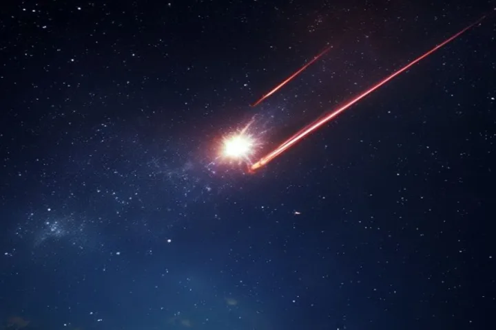 Una scia luminosa di meteora nel cielo notturno