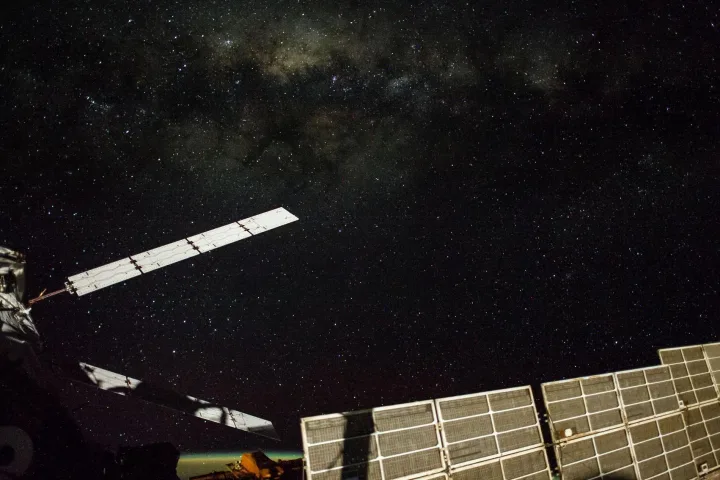 Un modulo della stazione spaziale in orbita sopra la Terra