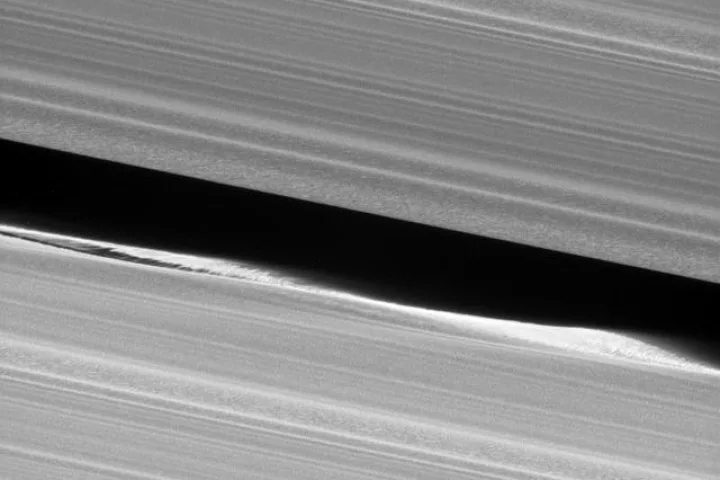 Gli anelli di ghiaccio di Saturno visti da vicino