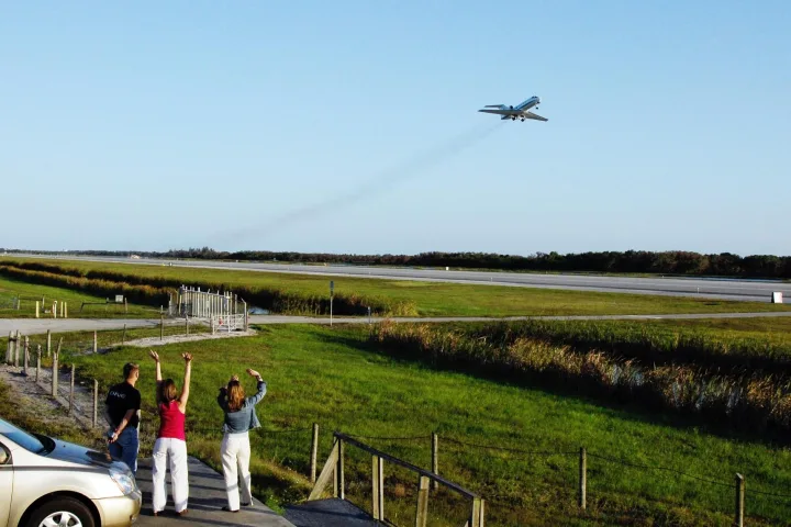 Lo Space Shuttle atterra su pista come un aereo