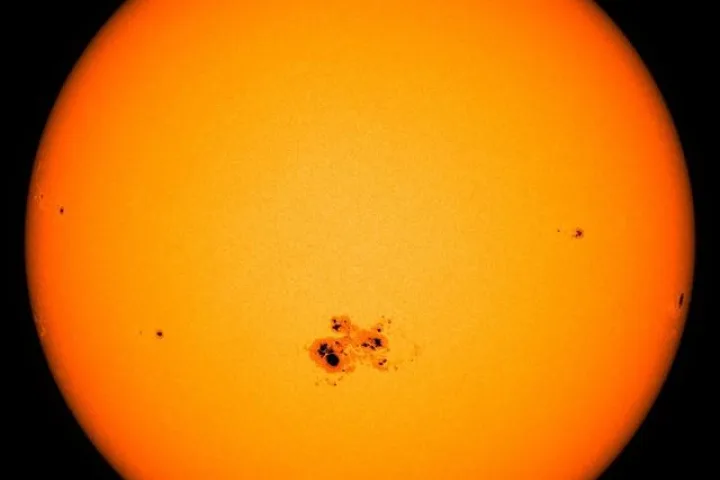 La superficie del Sole con macchie solari e brillamenti