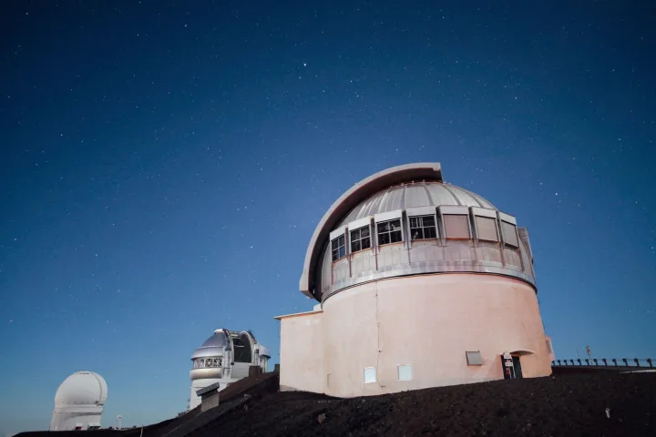 Un moderno osservatorio astronomico di notte