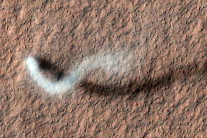 Tempesta di polvere che avvolge la superficie di Marte vista dallo spazio