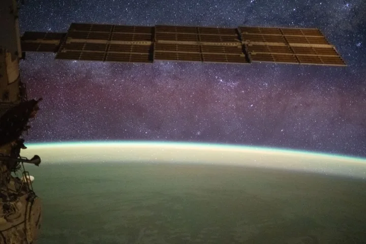 Disco luminoso della Via Lattea pieno di stelle visto di notte