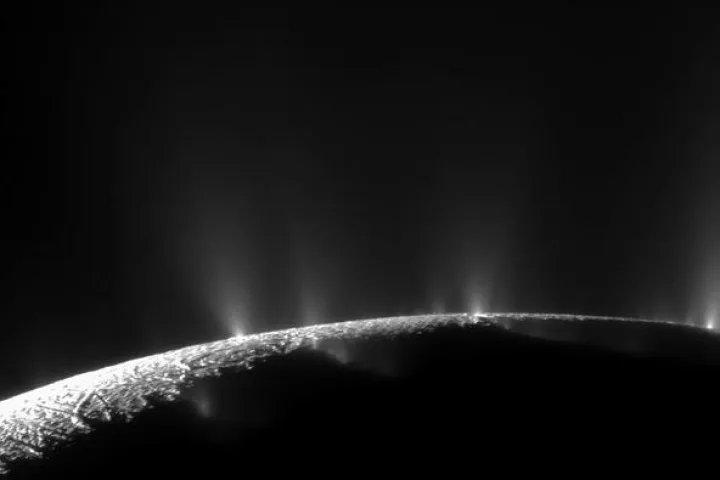 Geyser di ghiaccio e vapore dal polo sud di Encelado, immagine reale NASA