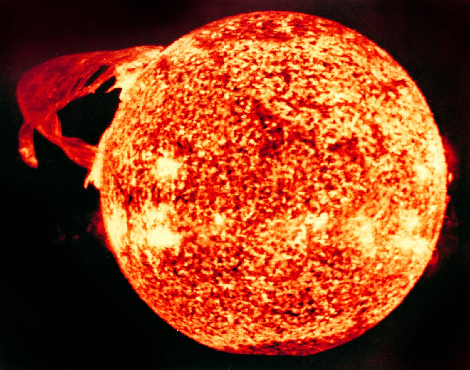 Le tempeste solari: il rischio invisibile per satelliti e rete elettrica