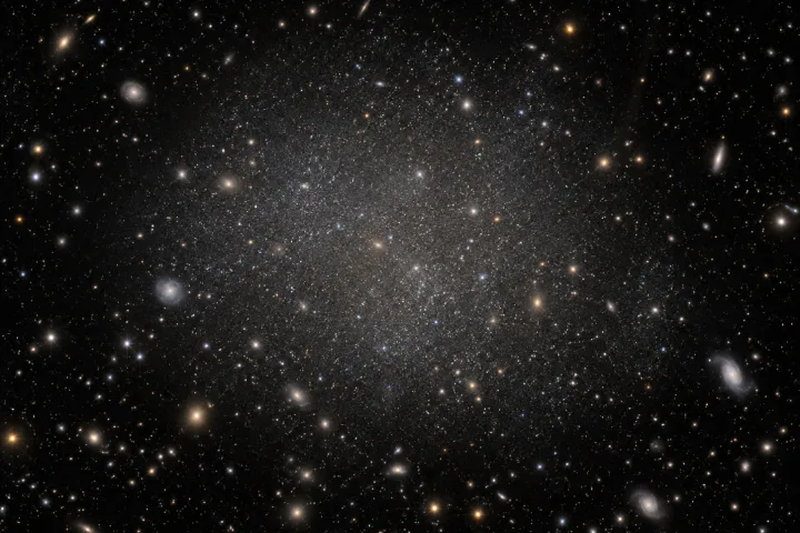 Rappresentazione scientifica di una galassia ultra diffusa con poche stelle disperse su un'area molto ampia dello spazio